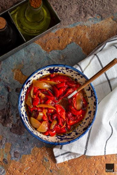 Zdjęcie - Ensalada de pimientos asados – sałatka z pieczonych papryk - Przepisy kulinarne ze zdjęciami