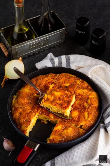 Zdjęcie - Tortilla de patatas – hiszpański omlet z ziemniakami - Przepisy kulinarne ze zdjęciami