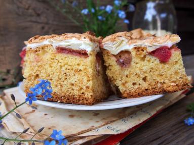 Zdjęcie - Ucierane ciasto z rabarbarem i migdałową bezą - Przepisy kulinarne ze zdjęciami