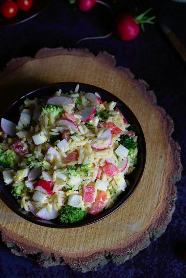 Zdjęcie - Sałatka z makaronem orzo i brokułami II - Przepisy kulinarne ze zdjęciami
