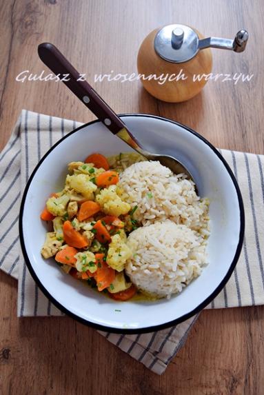 Zdjęcie - Gulasz z wiosennych warzyw z kurczakiem - Napiecyku - Przepisy kulinarne ze zdjęciami