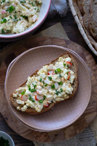 Zdjęcie - Pasta jajeczna z fetą i paluszkami krabowymi - Przepisy kulinarne ze zdjęciami