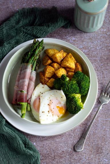 Zdjęcie - Szparagi w szynce parmeńskiej z jajem sadzonym - Przepisy kulinarne ze zdjęciami