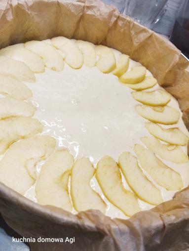 Zdjęcie - Ciasto biszkoptowe z jabłkami - Przepisy kulinarne ze zdjęciami