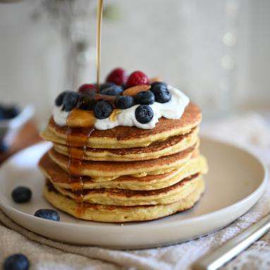 Zdjęcie - Białkowe Pancakes: Idealny Fit Przepis na Śniadanie dla Aktywnych - Przepisy kulinarne ze zdjęciami