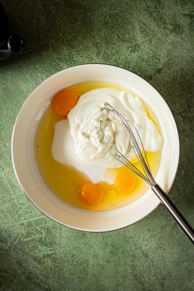 Zdjęcie - Puszyste ciasto jogurtowe z truskawkami na oleju - Przepisy kulinarne ze zdjęciami