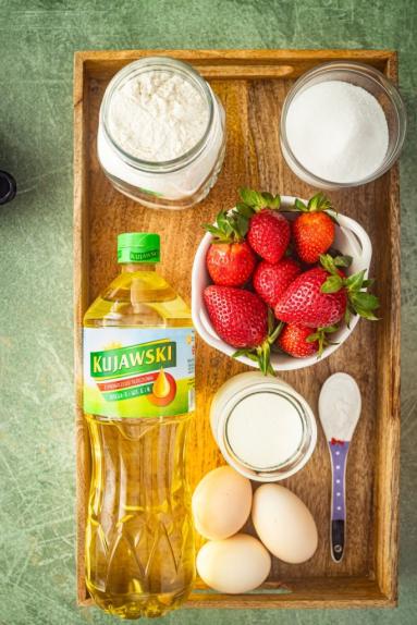 Zdjęcie - Puszyste ciasto jogurtowe z truskawkami na oleju - Przepisy kulinarne ze zdjęciami