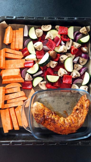 Zdjęcie - Polędwiczka wieprzowa z pieczonymi warzywami - Przepisy kulinarne ze zdjęciami
