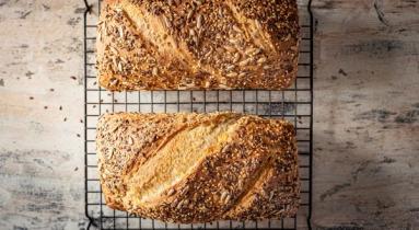 Zdjęcie - Chleb z ziarnami - Przepisy kulinarne ze zdjęciami