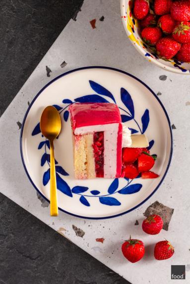Zdjęcie - Truskawkowy tort musowy - Przepisy kulinarne ze zdjęciami