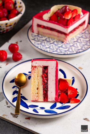 Zdjęcie - Truskawkowy tort musowy - Przepisy kulinarne ze zdjęciami