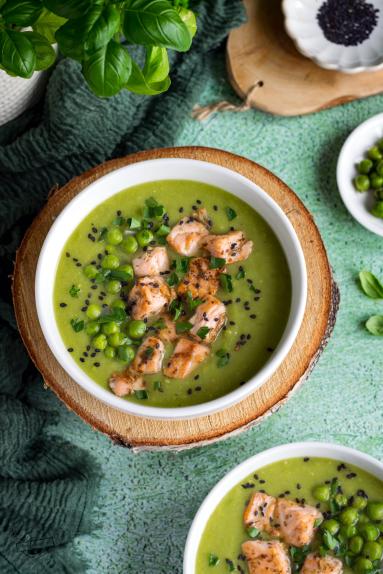 Zdjęcie - Zupa krem z zielonego groszku z łososiem - Przepisy kulinarne ze zdjęciami