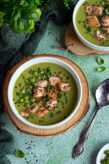 Zdjęcie - Zupa krem z zielonego groszku z łososiem - Przepisy kulinarne ze zdjęciami