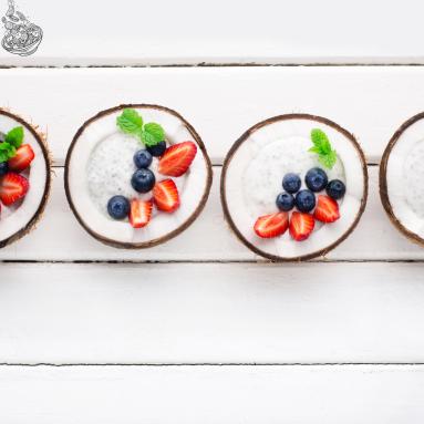 Zdjęcie - Rozkoszuj się Zdrowiem: Deser Chia z Mlekiem Kokosowym i Owocami! - Przepisy kulinarne ze zdjęciami