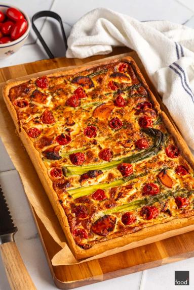 Zdjęcie - Tarta ze szparagami, boczkiem, pomidorkami i kozim serem - Przepisy kulinarne ze zdjęciami