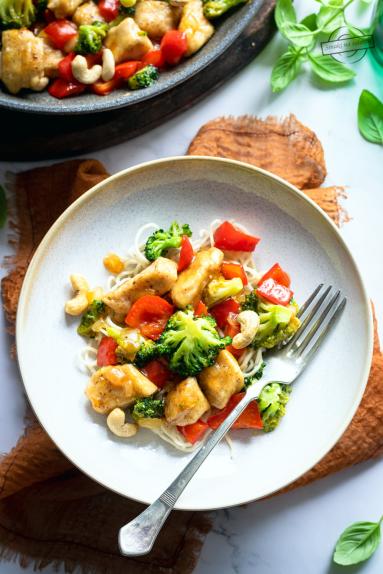Zdjęcie - Kurczak z warzywami - Przepisy kulinarne ze zdjęciami