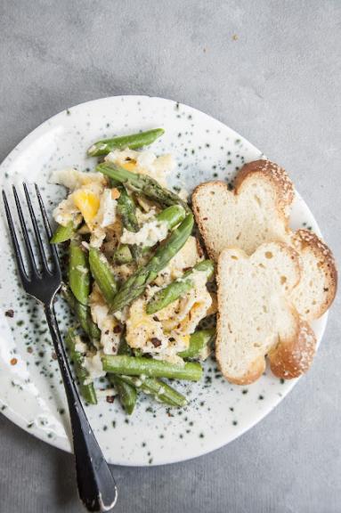 Zdjęcie - Jajecznica ze szparagami - Przepisy kulinarne ze zdjęciami