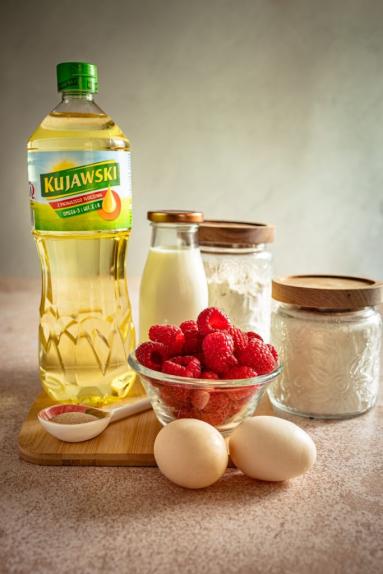 Zdjęcie - Drożdżówki na oleju z malinami i kruszonką - Przepisy kulinarne ze zdjęciami