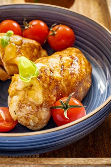 Zdjęcie - Grillowany kurczak faszerowany mozzarellą, suszonymi pomidorami i bazylią - Przepisy kulinarne ze zdjęciami