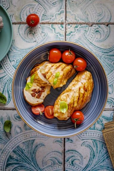 Zdjęcie - Grillowany kurczak faszerowany mozzarellą, suszonymi pomidorami i bazylią - Przepisy kulinarne ze zdjęciami