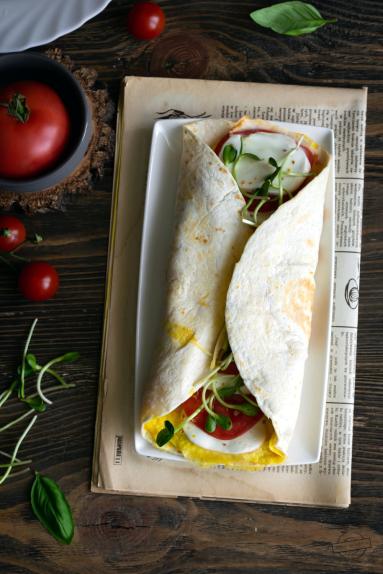 Zdjęcie - Tortilla z omletem i parówkami - Przepisy kulinarne ze zdjęciami