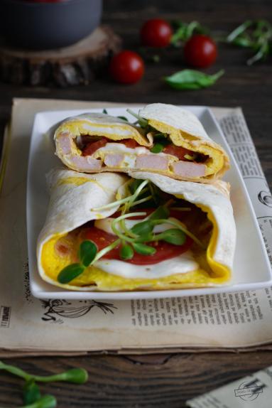 Zdjęcie - Tortilla z omletem i parówkami - Przepisy kulinarne ze zdjęciami