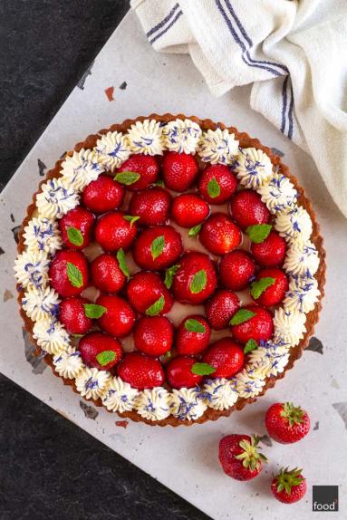 Zdjęcie - Tarta z truskawkami, miętą, kremem waniliowym i bitą śmietaną - Przepisy kulinarne ze zdjęciami