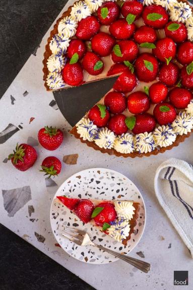 Zdjęcie - Tarta z truskawkami, miętą, kremem waniliowym i bitą śmietaną - Przepisy kulinarne ze zdjęciami