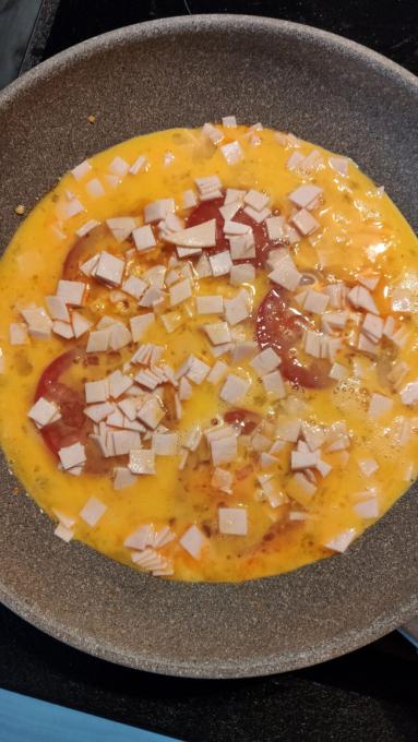 Zdjęcie - Omleto-tortilla z pomidorem i szynką - Przepisy kulinarne ze zdjęciami