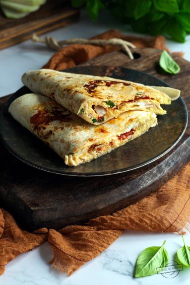 Zdjęcie - Omleto-tortilla z pomidorem i szynką - Przepisy kulinarne ze zdjęciami