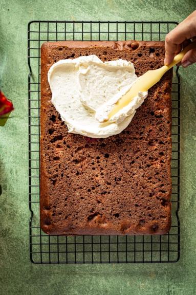 Zdjęcie - Ciasto czekoladowe na oleju z wiśniami i kremem - Przepisy kulinarne ze zdjęciami