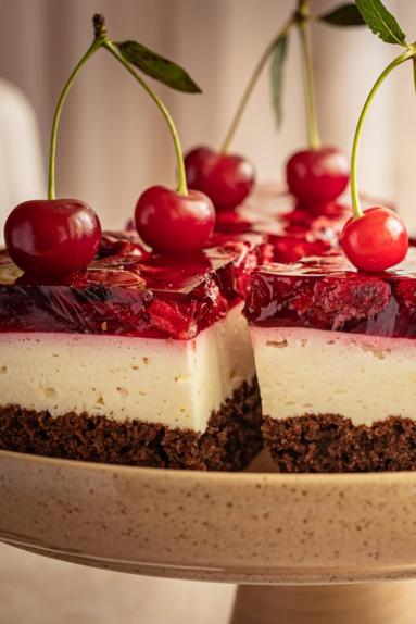 Zdjęcie - Ciasto czekoladowe na oleju z wiśniami i kremem - Przepisy kulinarne ze zdjęciami