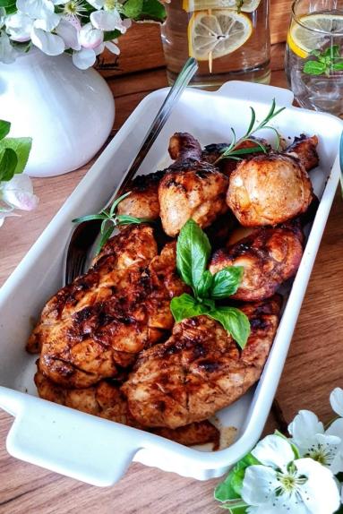 Zdjęcie - Pałki z kurczaka na grilla i sałatka grecka - Przepisy kulinarne ze zdjęciami