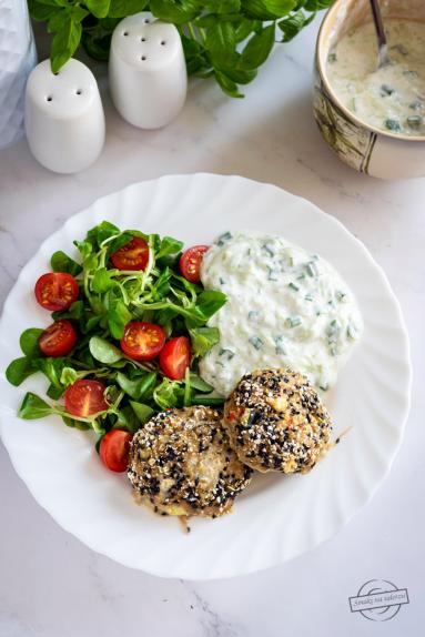 Zdjęcie - Kotleciki drobiowo-warzywne z sosem tzatziki - Przepisy kulinarne ze zdjęciami