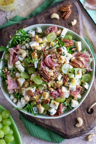 Zdjęcie - Sałatka z winogronami i szynką parmeńską - Przepisy kulinarne ze zdjęciami