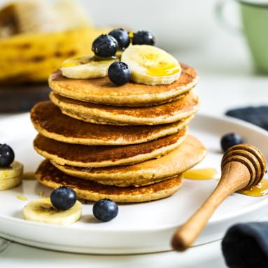 Zdjęcie - Puszyste Pancakes z Bananem i Jagodami: Zdrowe Śniadanie dla Całej Rodziny - Przepisy kulinarne ze zdjęciami