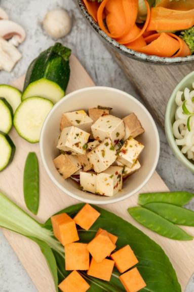 Zdjęcie - Bowl z warzywami i tofu - Przepisy kulinarne ze zdjęciami