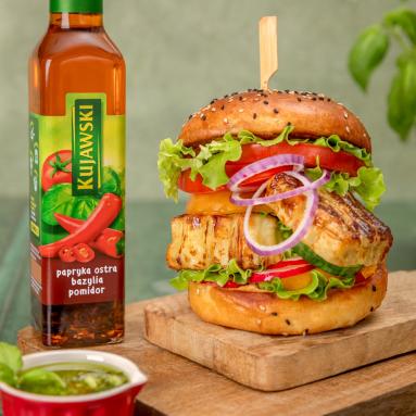 Zdjęcie - Burger z serem halloumi i pesto na oleju - Przepisy kulinarne ze zdjęciami