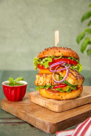 Zdjęcie - Burger z serem halloumi i pesto na oleju - Przepisy kulinarne ze zdjęciami