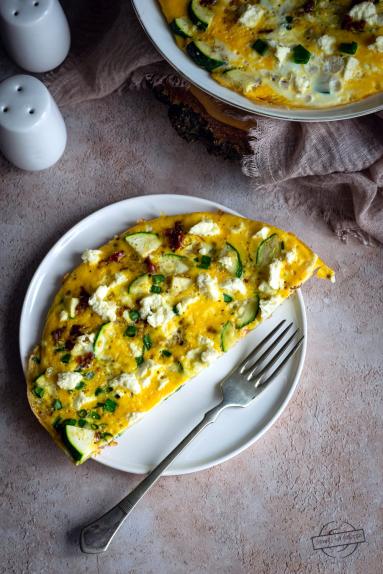 Zdjęcie - Omlet z cukinią i serem feta - Przepisy kulinarne ze zdjęciami