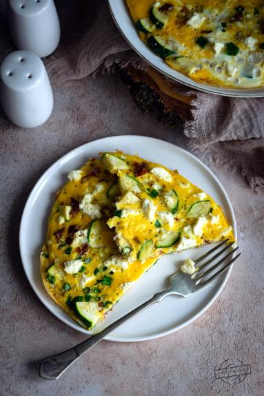 Zdjęcie - Omlet z cukinią i serem feta - Przepisy kulinarne ze zdjęciami