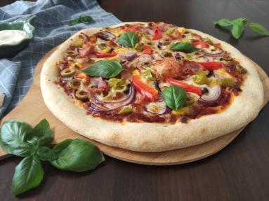 Zdjęcie - Pizza domowa - Przepisy kulinarne ze zdjęciami