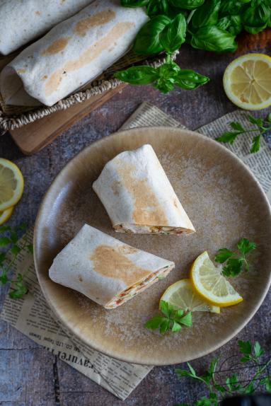 Zdjęcie - Tortilla z pietruszkowo-cytrynowym kuskusem i kurczakiem - Przepisy kulinarne ze zdjęciami