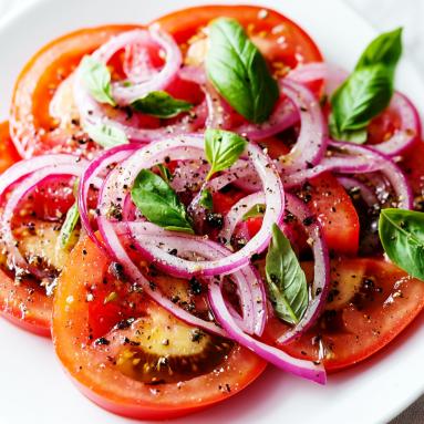 Zdjęcie - Steki z karkówki w sosie z tymiankiem pieczone w rękawie z puree ziemniaczanym, fasolką szparagową i sałatką z pomidorów i cebuli - Przepisy kulinarne ze zdjęciami