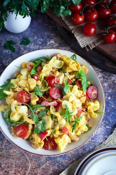 Zdjęcie - Sałatka z tortellini i kurczakiem - Przepisy kulinarne ze zdjęciami