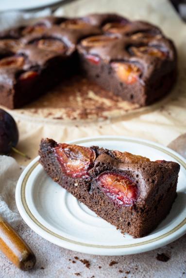 Zdjęcie - Brownie ze śliwkami - Przepisy kulinarne ze zdjęciami