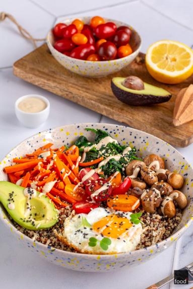 Zdjęcie - Bowl z quinoa, warzywami, jajkiem sadzonym i sosem tahini - Przepisy kulinarne ze zdjęciami