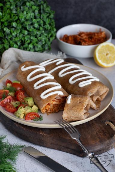 Zdjęcie - Tortilla z szarpanym indykiem (chimichanga) - Przepisy kulinarne ze zdjęciami