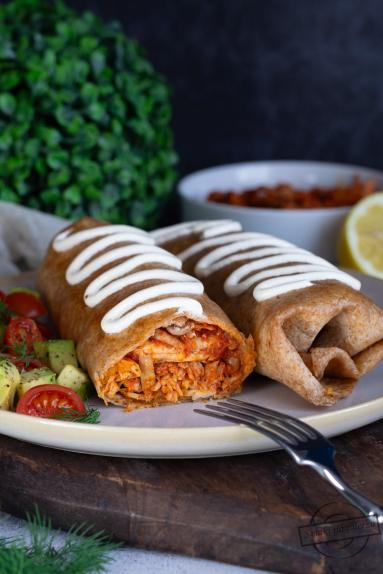 Zdjęcie - Tortilla z szarpanym indykiem (chimichanga) - Przepisy kulinarne ze zdjęciami