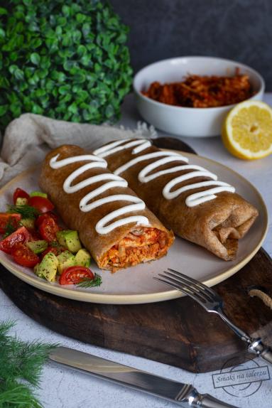 Zdjęcie - Tortilla z szarpanym indykiem (chimichanga) - Przepisy kulinarne ze zdjęciami